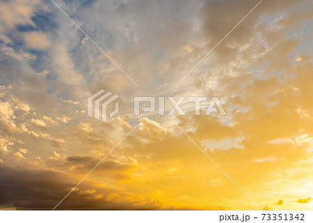 綺麗な夕焼けの染まる雲と空 背景素材 シンプルカラーの写真素材
