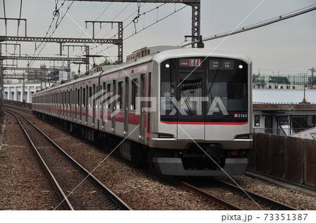 東急東横線 祐天寺駅に入線する特急列車 5050系電車 の写真素材