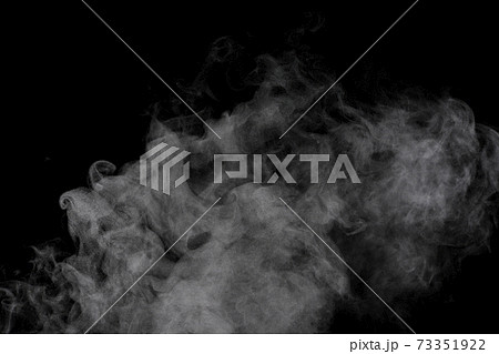 黒背景で撮影した湯気、蒸気、水蒸気、煙 73351922