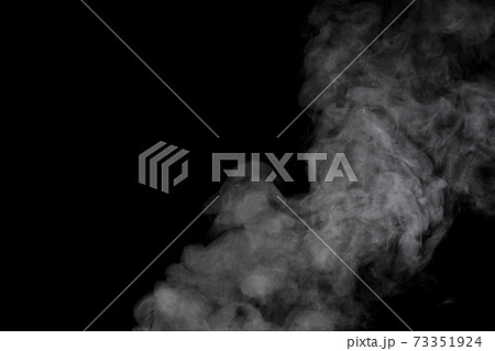 黒背景で撮影した湯気、蒸気、水蒸気、煙 73351924