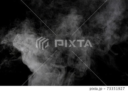 黒背景で撮影した湯気、蒸気、水蒸気、煙 黒背景で撮影した湯気、蒸気、水蒸気、煙 73351927