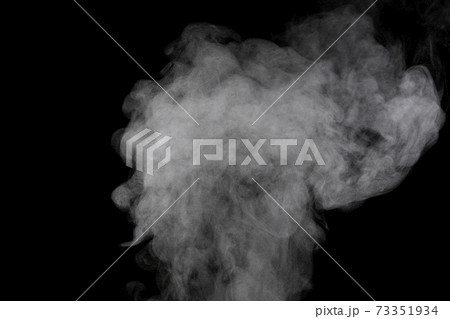 黒背景で撮影した湯気、蒸気、水蒸気、煙 73351934