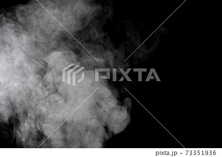 黒背景で撮影した湯気、蒸気、水蒸気、煙 73351936