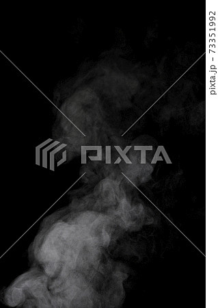 黒背景で撮影した湯気、蒸気、水蒸気、煙 73351992
