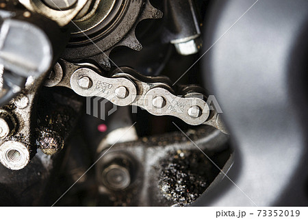バイクの汚れたスプロケットのクローズアップの写真素材 バイクの汚れたスプロケットのクローズアップの写真素材