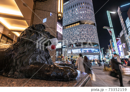 日本の東京都市景観 緊急事態宣言再び マスク姿のライオン像や銀座四丁目には多くの人出が 1月7日の写真素材