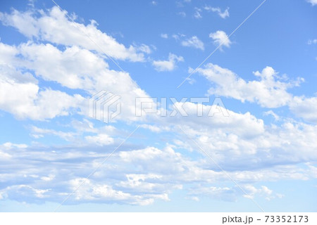 晴れ渡る中の雲 晴れ渡る中の雲 73352173