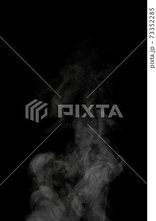 黒背景で撮影した湯気、蒸気、水蒸気、煙 73352285