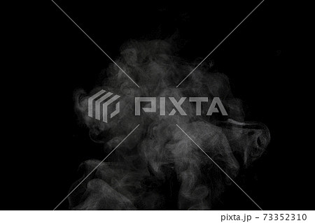 黒背景で撮影した湯気、蒸気、水蒸気、煙 黒背景で撮影した湯気、蒸気、水蒸気、煙 73352310