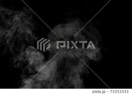 黒背景で撮影した湯気、蒸気、水蒸気、煙 73352333
