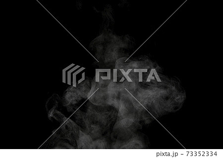 黒背景で撮影した湯気、蒸気、水蒸気、煙 黒背景で撮影した湯気、蒸気、水蒸気、煙 73352334