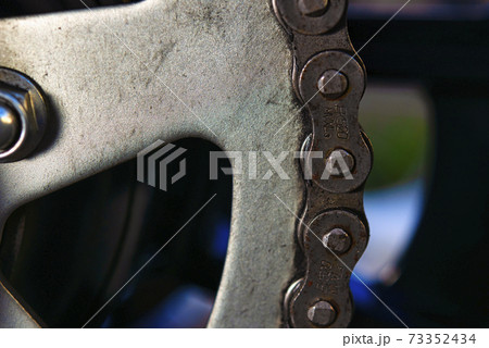 バイクの汚れたチェーンのクローズアップ バイクの汚れたチェーンのクローズアップ 73352434