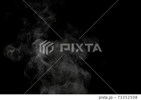 黒背景で撮影した湯気、蒸気、水蒸気、煙 黒背景で撮影した湯気、蒸気、水蒸気、煙 73352508