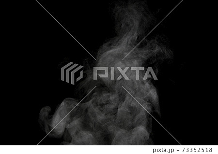 黒背景で撮影した湯気、蒸気、水蒸気、煙 73352518