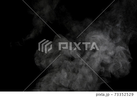 黒背景で撮影した湯気、蒸気、水蒸気、煙 73352529