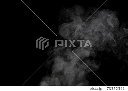 黒背景で撮影した湯気、蒸気、水蒸気、煙 73352541