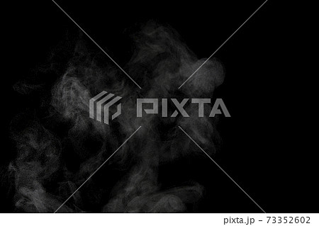 黒背景で撮影した湯気、蒸気、水蒸気、煙 黒背景で撮影した湯気、蒸気、水蒸気、煙 73352602