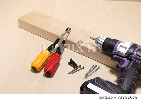 ドリルドライバー ドライバーと木ネジ DIY おうち時間 ドリルドライバー ドライバーと木ネジ DIY おうち時間 73352658