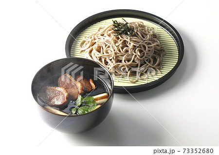ロースト鴨肉と焼長葱と三つ葉の入った熱々の鴨せいろ蕎麦を白背景で撮影 ロースト鴨肉と焼長葱と三つ葉の入った熱々の鴨せいろ蕎麦を白背景で撮影 73352680