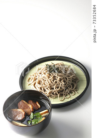 ロースト鴨肉と焼長葱と三つ葉の入った熱々の鴨せいろ蕎麦を白背景で撮影 ロースト鴨肉と焼長葱と三つ葉の入った熱々の鴨せいろ蕎麦を白背景で撮影 73352684