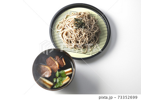 ロースト鴨肉と焼長葱と三つ葉の入った熱々の鴨せいろ蕎麦を白背景で撮影(俯瞰) ロースト鴨肉と焼長葱と三つ葉の入った熱々の鴨せいろ蕎麦を白背景で撮影(俯瞰) 73352699