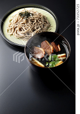 ロースト鴨肉と焼長葱と三つ葉の入った熱々鴨せいろ蕎麦を黒背景で撮影 ロースト鴨肉と焼長葱と三つ葉の入った熱々鴨せいろ蕎麦を黒背景で撮影 73352725