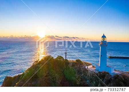 冬の塩屋埼灯台の日の出（福島県いわき市） 73352787