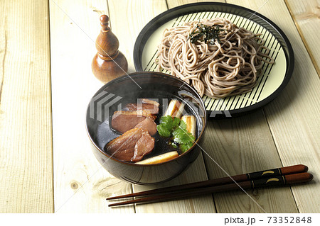 ロースト鴨肉と焼長葱と三つ葉の入った熱々の鴨せいろ蕎麦と瓢箪型の七味入れと箸 ロースト鴨肉と焼長葱と三つ葉の入った熱々の鴨せいろ蕎麦と瓢箪型の七味入れと箸 73352848