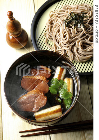 ロースト鴨肉と焼長葱と三つ葉の入った熱々の鴨せいろ蕎麦と瓢箪型の七味入れと箸 ロースト鴨肉と焼長葱と三つ葉の入った熱々の鴨せいろ蕎麦と瓢箪型の七味入れと箸 73352853