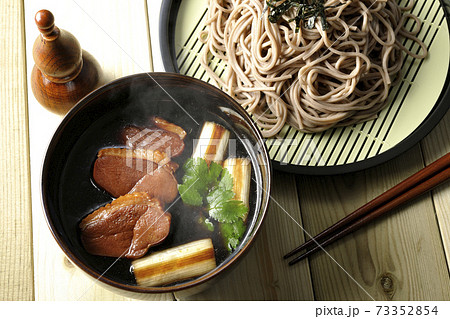 ロースト鴨肉と焼長葱と三つ葉の入った熱々の鴨せいろ蕎麦と瓢箪型の七味入れと箸 ロースト鴨肉と焼長葱と三つ葉の入った熱々の鴨せいろ蕎麦と瓢箪型の七味入れと箸 73352854