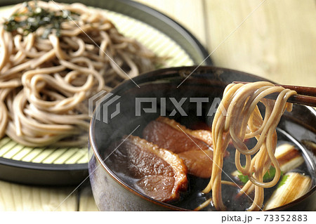 ロースト鴨肉と焼長葱と三つ葉の入った熱々鴨せいろ蕎麦を食べる 73352883