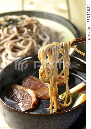 ロースト鴨肉と焼長葱と三つ葉の入った熱々鴨せいろ蕎麦を食べる 73352884