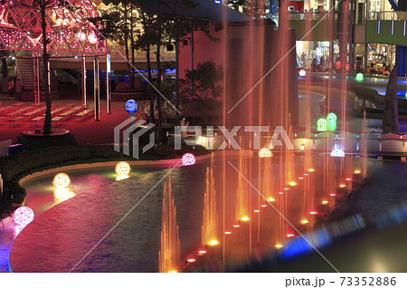 夜の東京ドームシティ 　ラクーア（LaQua)エリアの噴水ショー 73352886