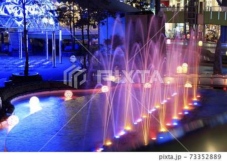 夜の東京ドームシティ ラクーア(LaQua)エリアの噴水ショー 夜の東京ドームシティ ラクーア(LaQua)エリアの噴水ショー 73352889