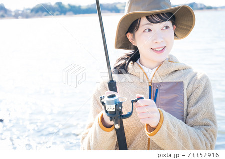 釣りを楽しむ女性の写真素材 釣りを楽しむ女性の写真素材
