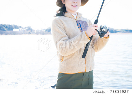 釣りを楽しむ女性の写真素材 釣りを楽しむ女性の写真素材