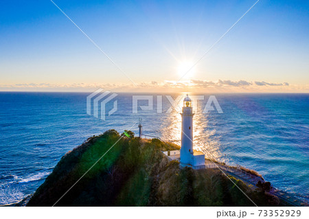 冬の塩屋埼灯台の日の出（福島県いわき市） 73352929