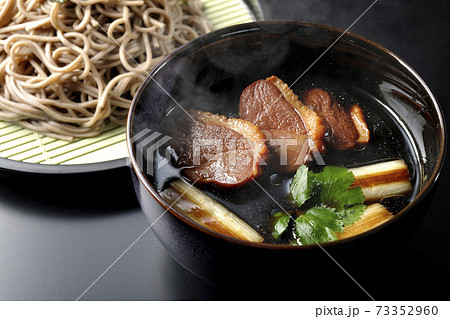 ロースト鴨肉と焼長葱と三つ葉の入った熱々の鴨せいろ蕎麦を黒背景で撮影 ロースト鴨肉と焼長葱と三つ葉の入った熱々の鴨せいろ蕎麦を黒背景で撮影 73352960