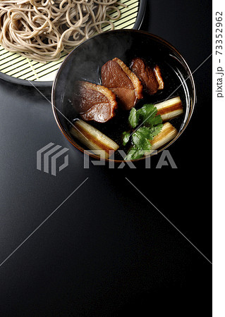 ロースト鴨肉と焼長葱と三つ葉の入った熱々鴨せいろ蕎麦を黒背景で撮影(俯瞰) ロースト鴨肉と焼長葱と三つ葉の入った熱々鴨せいろ蕎麦を黒背景で撮影(俯瞰) 73352962