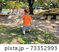 公園を歩く子供 73352993