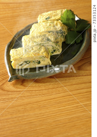 三つ葉入りの熱々出汁巻き卵 73353124