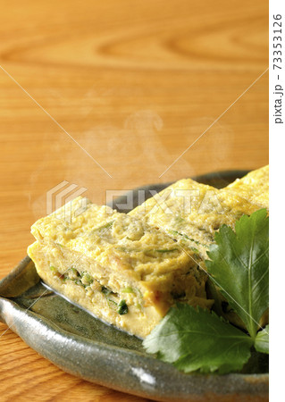 三つ葉入りの熱々出汁巻き卵 73353126