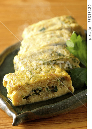 三つ葉入りの熱々出汁巻き卵 三つ葉入りの熱々出汁巻き卵 73353129