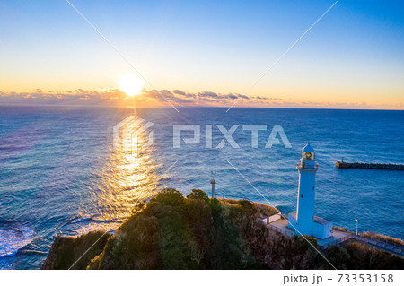 冬の塩屋埼灯台の日の出（福島県いわき市） 73353158