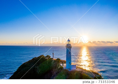 冬の塩屋埼灯台の日の出（福島県いわき市） 73353346