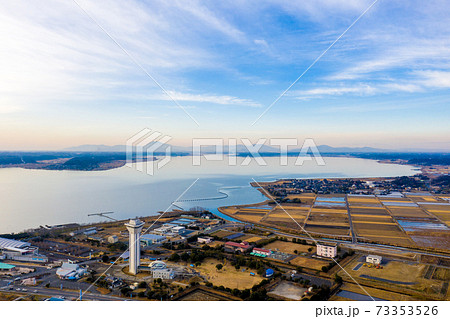冬の夕暮れの霞ヶ浦と遠方の筑波山（茨城県） 73353526
