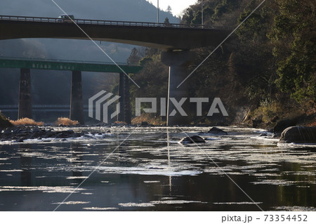 茨城 大子 久慈川を流れる氷花(シガ) 茨城 大子 久慈川を流れる氷花(シガ) 73354452