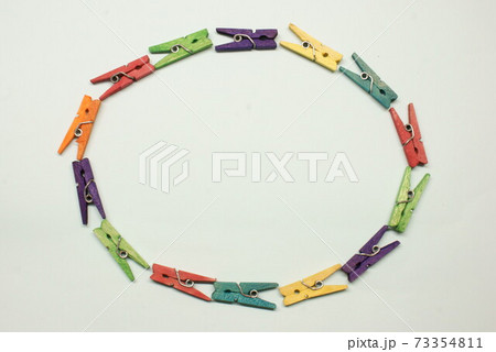 白紙の上にクリップでフレーム3 白紙の上にクリップでフレーム3 73354811