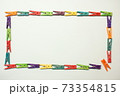 白紙の上にクリップでフレーム6 73354815