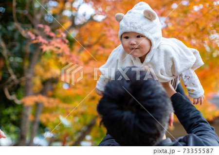 家族写真　8ヶ月の乳児　紅葉　 73355587